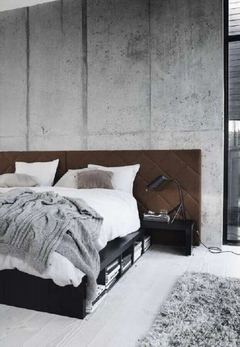 23. Decoração moderna para quarto cinza com cabeceira marrom – Foto: BlurStyle