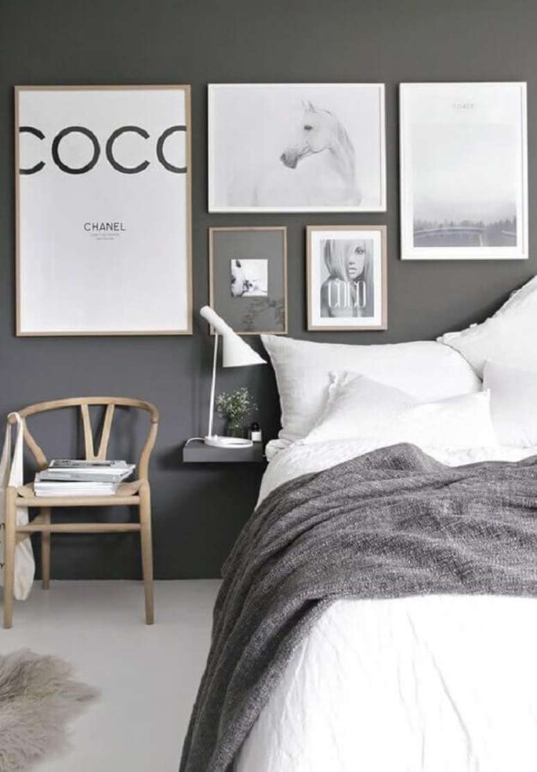 26. Decoração para quarto cinza e branco com vários quadrinhos na parede – Foto: Pinterest