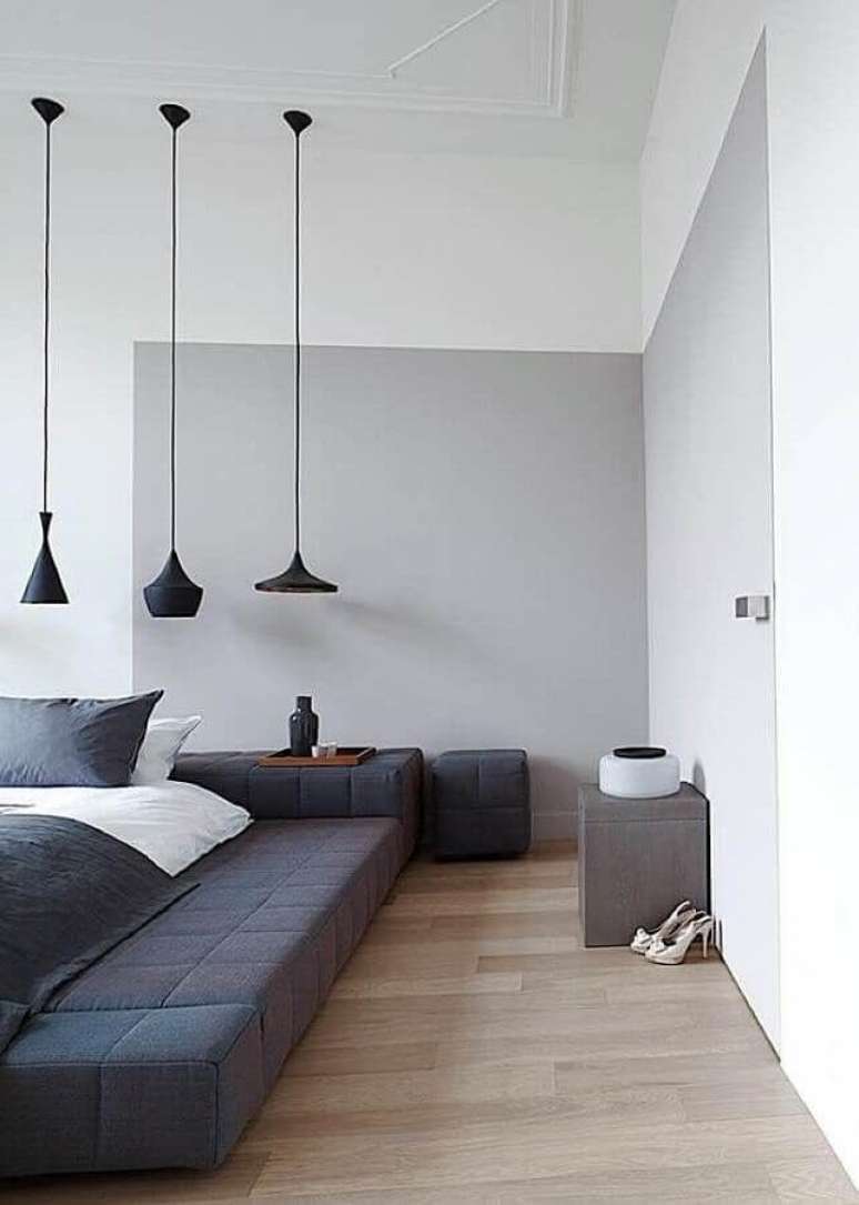 27. Decoração moderna para quarto cinza e branco com várias luminárias pretas diferentes – Foto: Pinterest