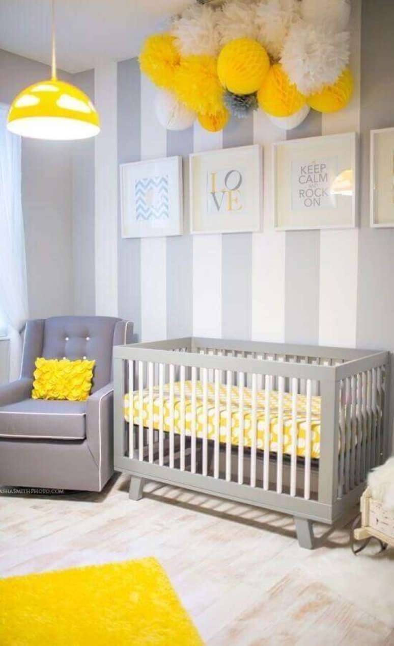 7. Os detalhes em amarelo deram um toque mais alegre para a decoração do quarto de bebê cinza – Foto: Home Decorating