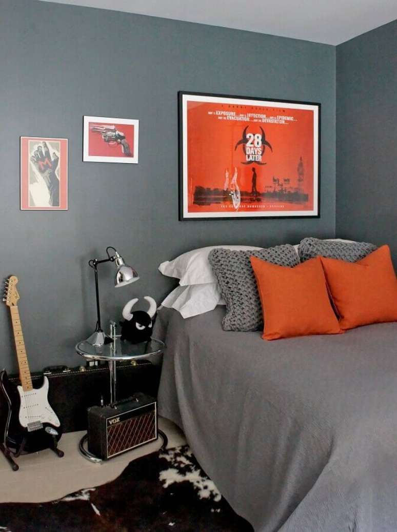 2. Decoração jovem para quarto cinza com quadro laranja – Foto: Home Awakening