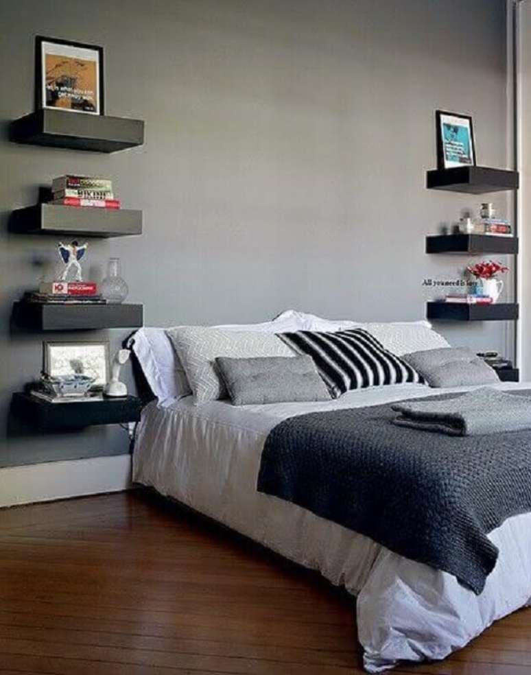 43. Decoração simples para quarto cinza com prateleiras pretas – Foto: DIY Motive
