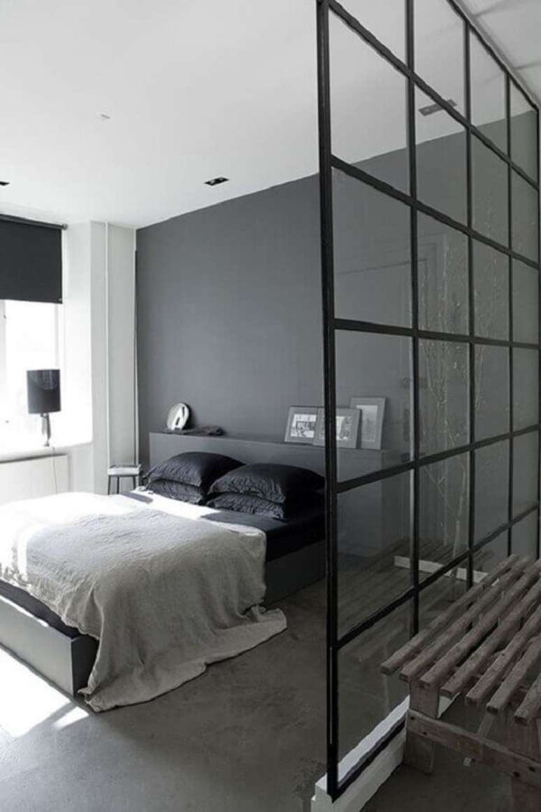 45. Decoração minimalista para quarto cinza e branco com divisória de vidro – Foto: Cut & Paste