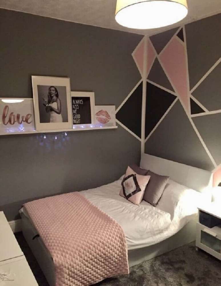 47. Decoração simples para quarto cinza e rosa com quadros – Foto: We Heart It