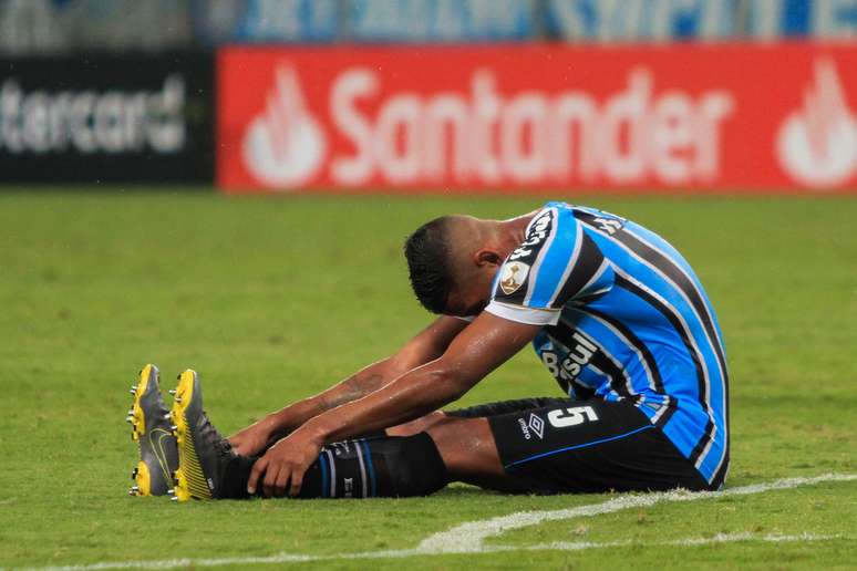 Michel, do Grêmio, lamenta derrota da equipe ao final da partida contra o Libertad, válida pelo Grupo H da Copa Libertadores, na Arena do Grêmio, em Porto Alegre (RS)