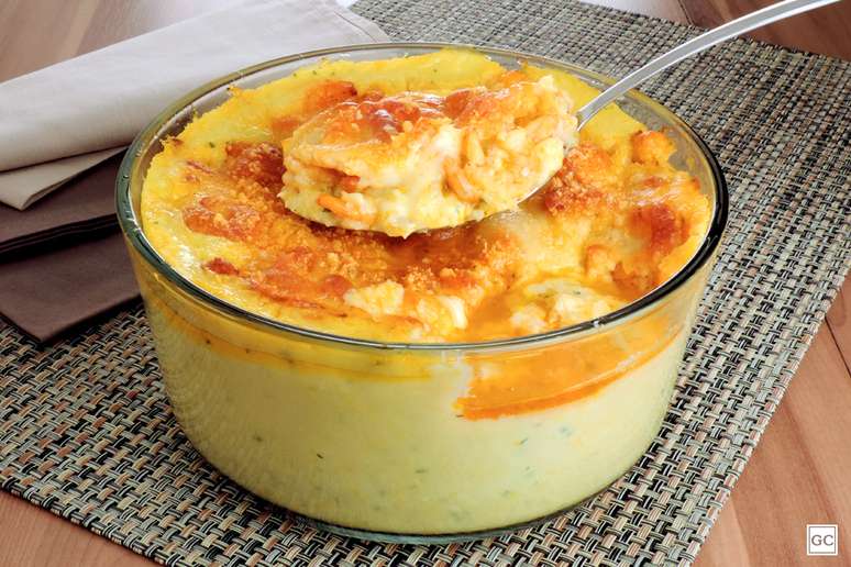 Polenta cremosa com milho e camarão