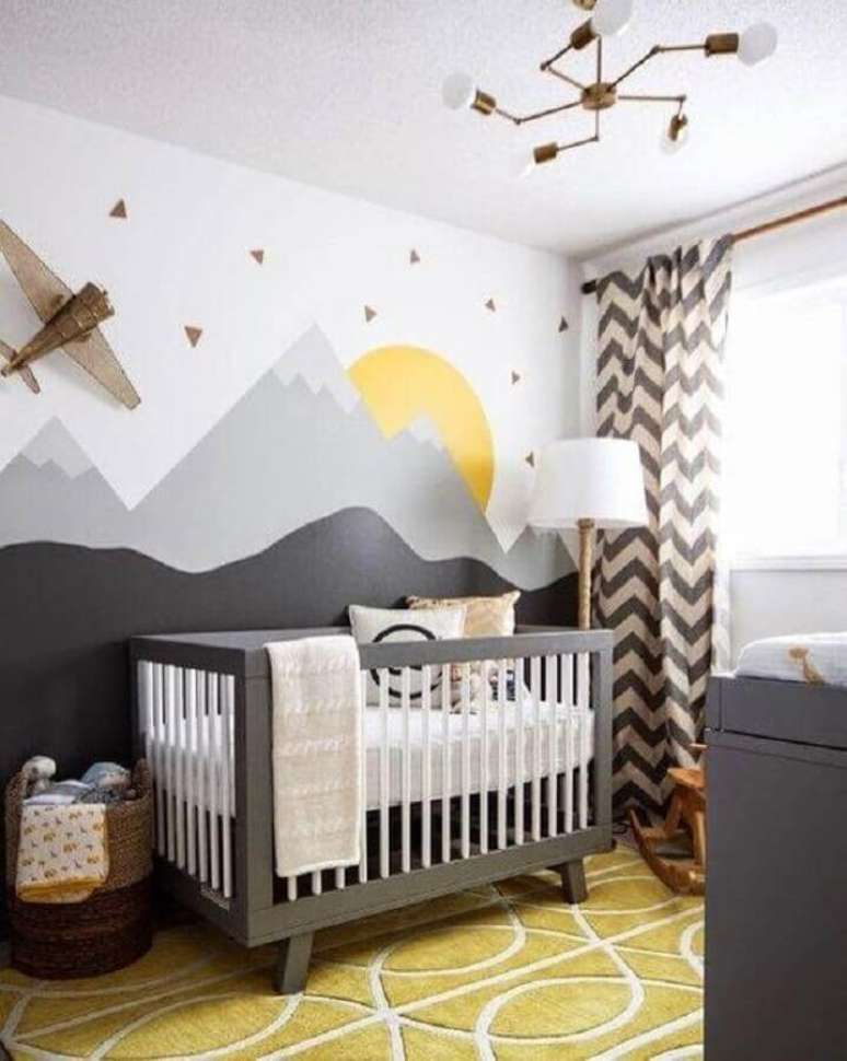 60. Quarto de bebê cinza decorado com cortina estampada e adesivo de parede com desenhos de montanhas – Foto: Pinterest