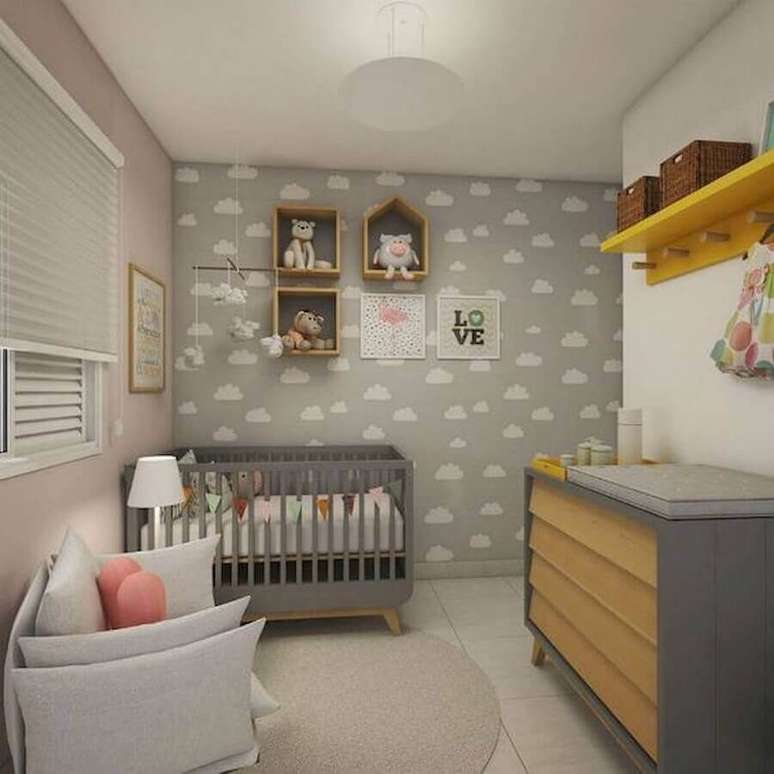 61. Decoração para quarto de bebê cinza com papel de parede com estampa de nuvem e prateleira amarela – Foto: HGTV Decor