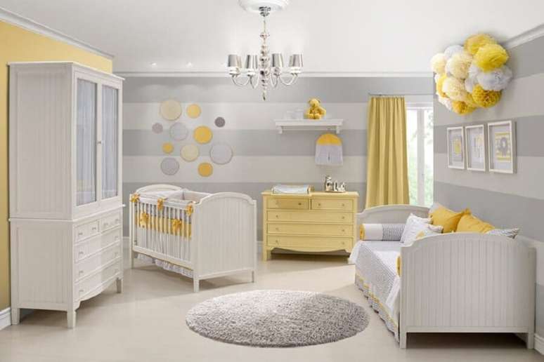 62. Decoração para quarto de bebê cinza e amarelo com papel de parede listrado – Foto: Construção e Design