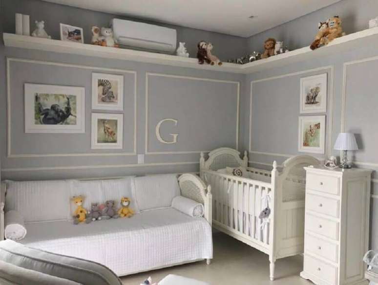 63. Decoração clássica para quarto de bebê cinza com boiserie – Foto: Duda Senna