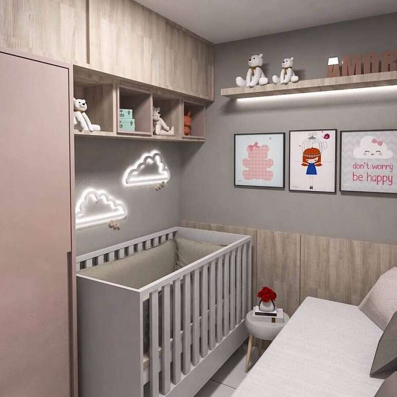 65. Decoração para quarto de bebê cinza e rosa com luminária de nuvem – Foto: Pinosy