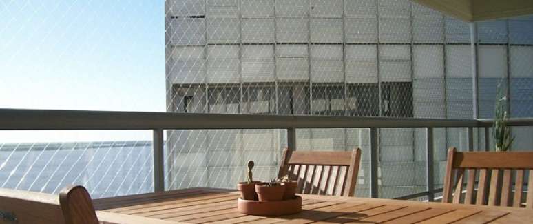 18- Nas coberturas ou varandas, a tela de prote&ccedil;&atilde;o pode ser colocada com fios brancos. Fonte: Brasil Prote&ccedil;&otilde;es