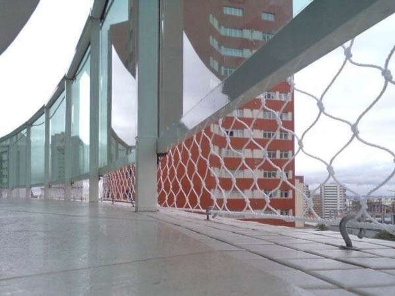 9- A tela de prote&ccedil;&atilde;o foi fixada com ganchos e buchas no piso. Fonte: Redes Prevenir