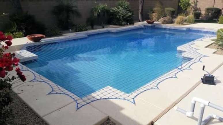 23- A tela de prote&ccedil;&atilde;o tamb&eacute;m pode ser usada sobre a piscina. Fonte: Mundial Redes