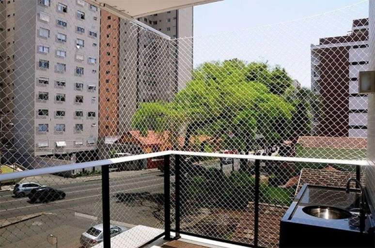 25- A tela de prote&ccedil;&atilde;o para apartamento pode ser colocada na &aacute;rea gourmet. Fonte: Redes Prevenir