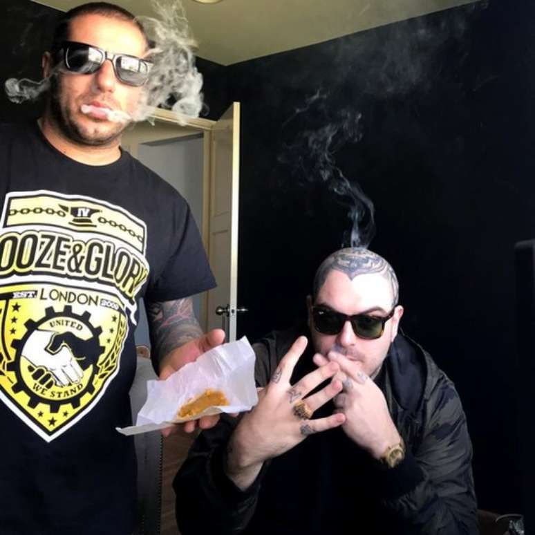 Fernando Badaui (&agrave; esq.), vocalista da banda CPM22, visitou diversas vezes o brasileiro Harold Winston, na Calif&oacute;rnia