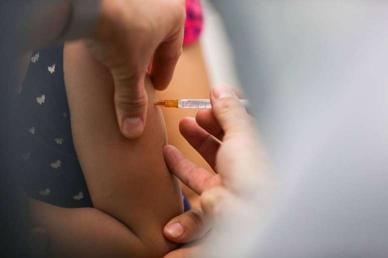 Crianças e adolescentes entre 11 e 16 anos de idade devem reforçar a vacina contra meningite.