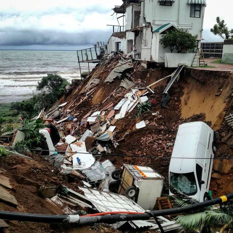 Carros e destroços levados pela força da água após temporal em Amanzimtoti, perto de Durban, na África do Sul
24/04/2019
Gavin Welsh via REUTERS