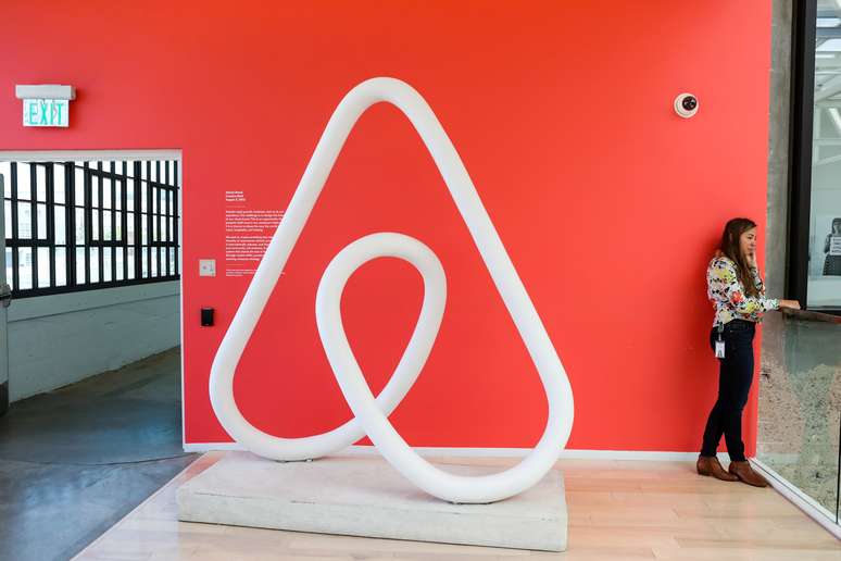 Mulher fala ao telefone nos escritórios do Airbnb em San Francisco. 2/8/2016.  REUTERS/Gabrielle Lurie