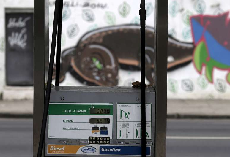 Bomba de combustível em posto da Petrobras no Rio de Janeiro
30/09/2015
REUTERS/Ricardo Moraes