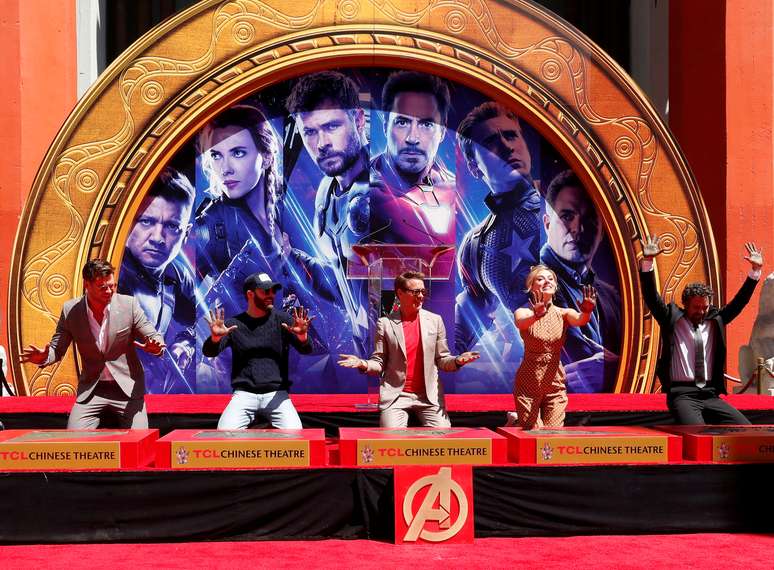Atores Robert Downey Jr., Chris Evans, Mark Ruffalo, Chris Hemsworth e Scarlett Johansson, de "Vingadores", em cerim&ocirc;nia na Cal&ccedil;ada da Fama de Hollywood
23/04/2019
REUTERS/Mario Anzuoni