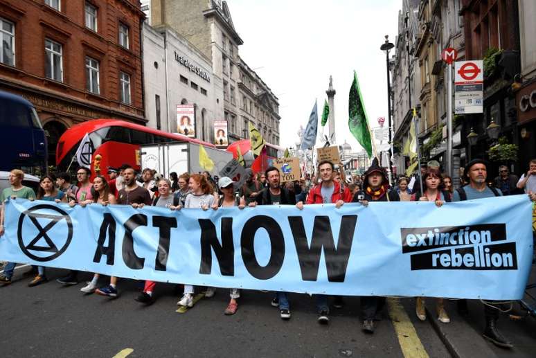 Manifestantes marcham durante protesto do grupo Extinction Rebellion em Londres, no Reino Unido
23/04/2019
REUTERS/Toby Melville