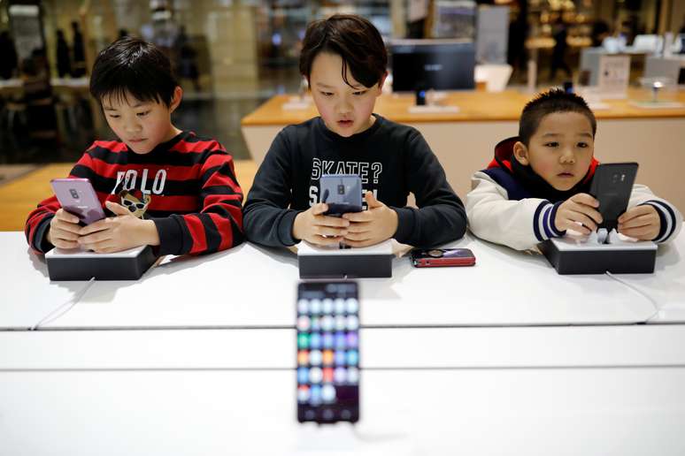 Crianças mexem em telefone celular em loja de Seul
07/01/2019 REUTERS/Kim Hong-Ji