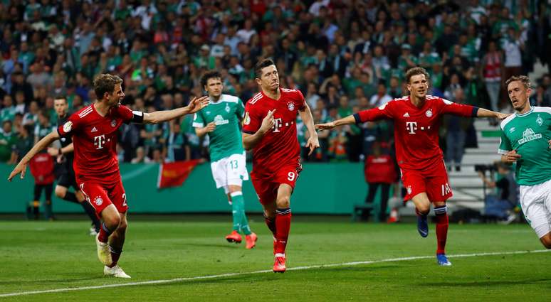 Lewandowski comemora o terceiro goldo Bayern contra o Werder Bremen 
24/04/2019
REUTERS/Kai Pfaffenbach
