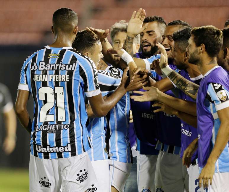 Jogadores do Grêmio se reúnem durante a comemoração