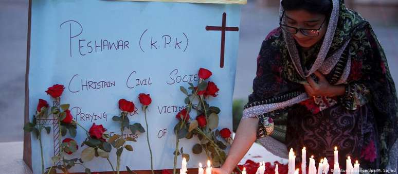No Paquistão, mulher homenageia vítimas de atentados no Sri Lanka