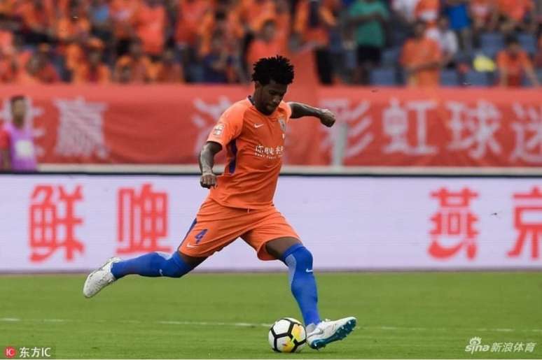 Gil em campo pelo Shandong Luneng (Foto: Sina/Divulgação)