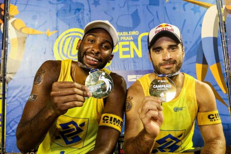 Evandro e Bruno Schmidt posam com medalha de ouro em etapa do Brasileiro (Foto: Ana Patrícia/Inovafoto/CBV)