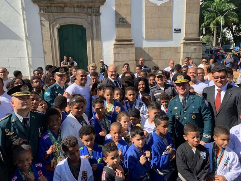 Governador do Rio mostrou apoio aos jovens atletas da Geração UPP antes do Brasileiro de JJ (Foto: Divulgação)