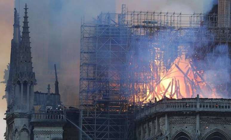 Incêndio destruiu o telhado e a torre central da Catedral de Notre-Dame