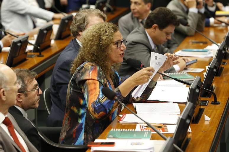 A líder da minoria, deputada Jandira Feghali (PCdoB-RJ), interrompeu a sessão de votação da reforma da Previdência, na Comissão de Constituição e Justiça (CCJ), para informar que conseguiu a assinatura de 1/5 dos parlamentares da Casa para requerimento que pede a suspensão da votação da proposta por 20 dias, em Brasília, nesta terça-feira, 23.   Foto: DIDA SAMPAIO/ESTADÃO CONTEÚDO