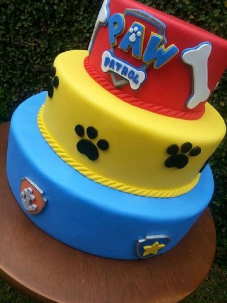 17 – Bolo fake de três andares decorado com o tema festa patrulha canina. Fonte: Pinterest