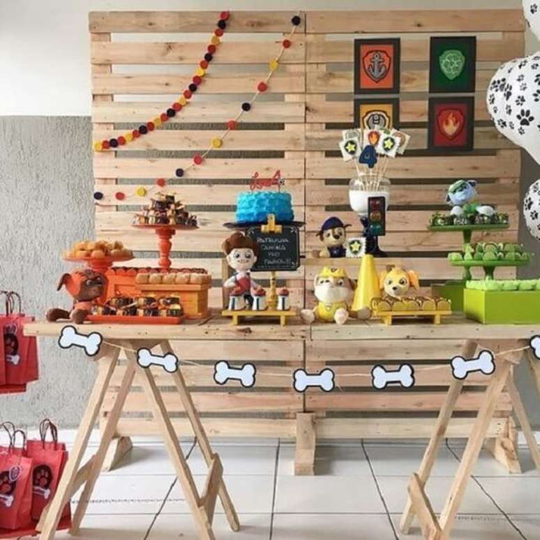 20 &ndash; Mesa cavalete para decora&ccedil;&atilde;o festa patrulha canina simples. Fonte: ShopFesta