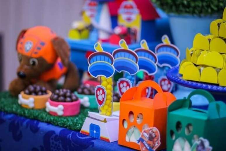 49 -Ursinhos, doces e lembrancinhas para decoração festa patrulha canina. Fonte: Tua Casa