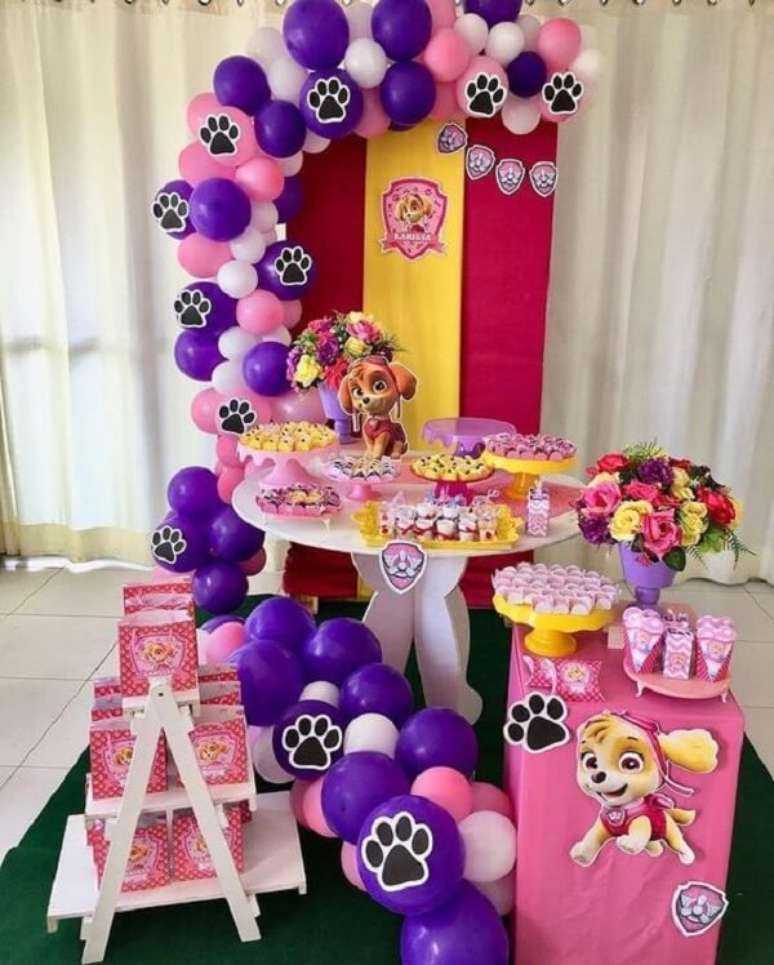 21 – Festa patrulha canina simples com mesa de madeira branca. Fonte: Pinterest