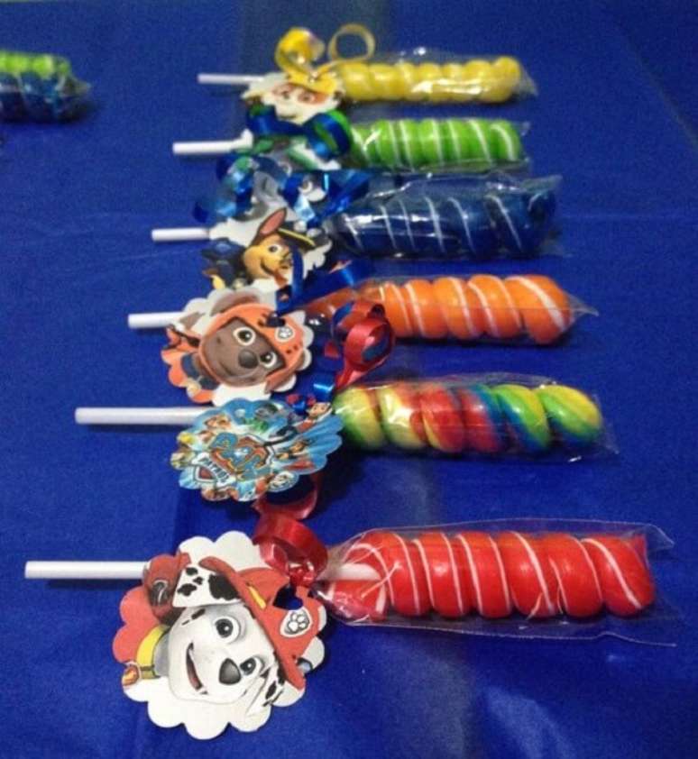 26 – Pirulitos decorados com o tema de festa patrulha canina. Fonte: Pinterest