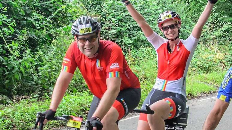 Liz O'Riordan competindo com o marido na RideLondon, evento de ciclismo realizado em Londres