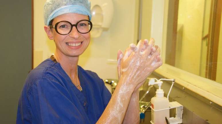 Liz O'Riordan teve de desistir de operar por causa de dores no ombro