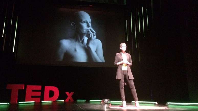 O'Riordan, fotografada aqui dando uma palestra em Stuttgart, na Alemanha, sobre atendimento a pacientes