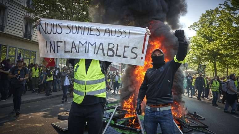 Protesto dos "coletes amarelos", que se comparam à catedral francesa: "Nós também somos inflamáveis"