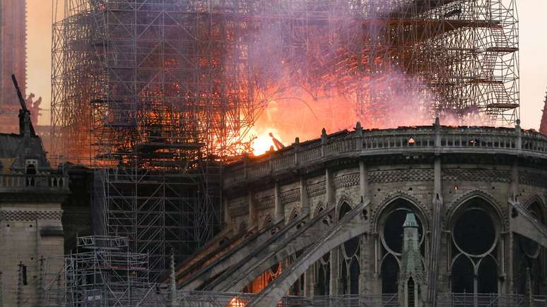 Chamas e fumaça no teto da catedral de Notre-Dame, em Paris