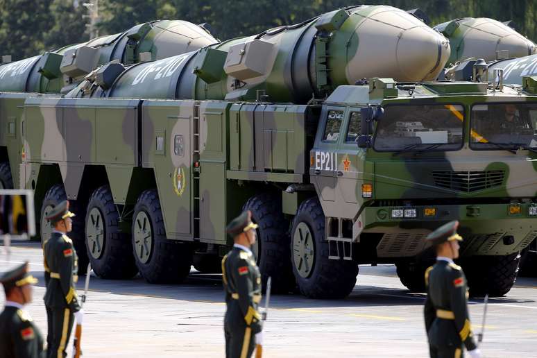 Veículos militares com mísseis DF-21D em desfile na Praça da Paz Celestial, em Pequim 3/9/2015  REUTERS/Damir Sagolj