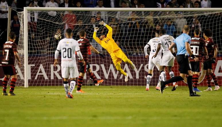 LDU estufa a rede de Diego Alves no segundo gol