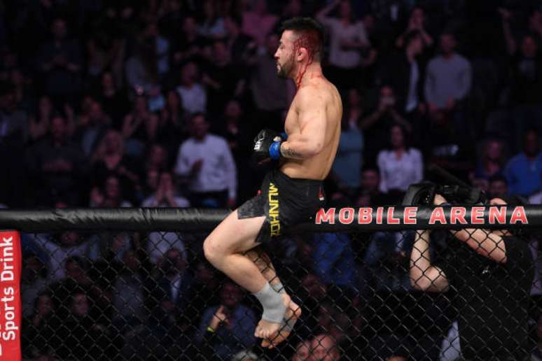 Pedro Munhoz foi multado por pular a grade de proteção do cage após vitória no UFC 235 (Foto: Getty Images)
