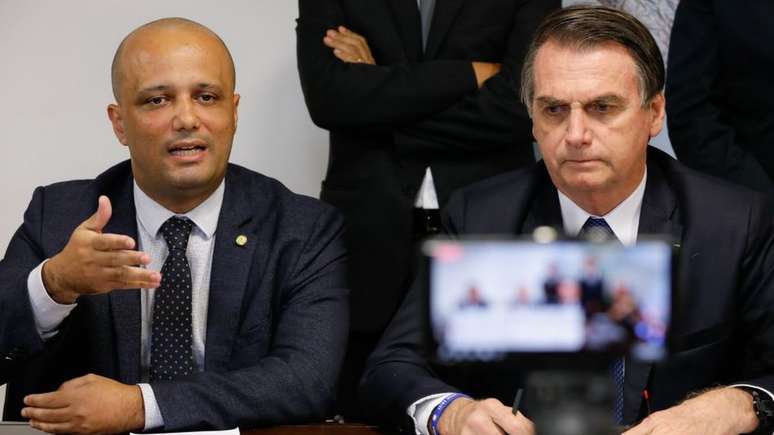 Bolsonaro não formou uma base antes de assumir, ao contrário dos antecessores, argumenta Vitor Hugo (esq.)