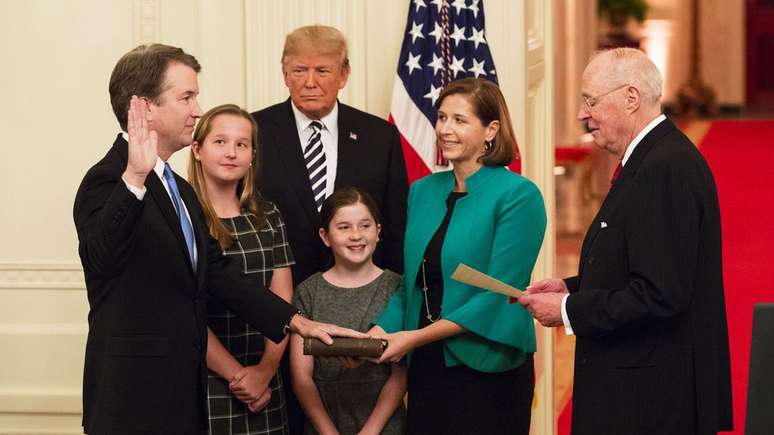 O juiz Anthony Kennedy (à dir.), que se aposentou da Suprema Corte, e seu substituto, Brett Kavanaugh, em cerimônia de posse com a presença do presidente Donald Trump